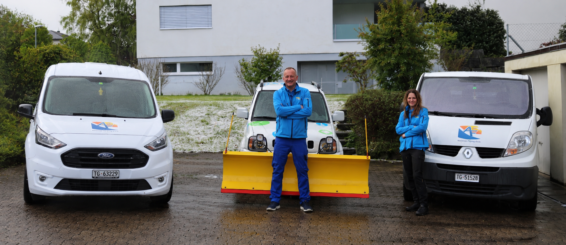 Das Team der AF Gebäudereinigung GmbH mit den Firmenfahrzeugen in Münchwilen
